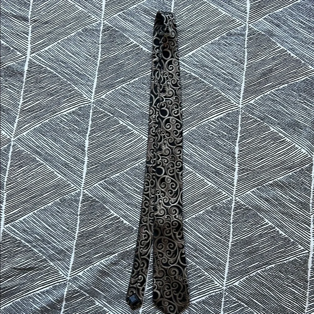 ALFANI Elegant Black and Silver Patterned Tie